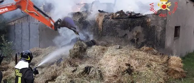 Fienile distrutto da un incendio a Chiaravalle Centrale