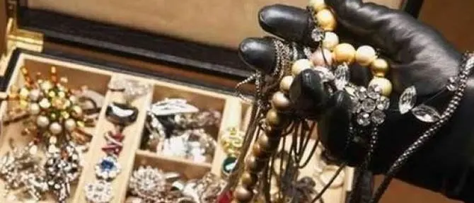 Si offre di aiutare un'anziana poi tenta di portarle via i gioielli