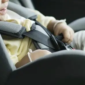 Mai più bimbi dimenticati in auto: arriva il seggiolino “salva bebé”