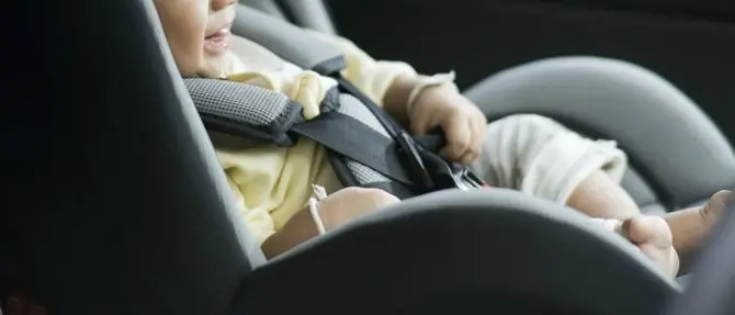 Mai più bimbi dimenticati in auto: arriva il seggiolino “salva bebé”