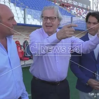 Crotone, visita a sorpresa di Sgarbi: «Lo stadio deve rimanere dov'è» -VIDEO