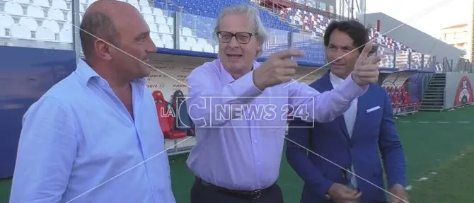 Crotone, visita a sorpresa di Sgarbi: «Lo stadio deve rimanere dov'è» -VIDEO