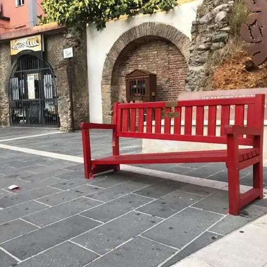 Cosenza, danneggiata la panchina rossa intitolata a vittima di femminicidio