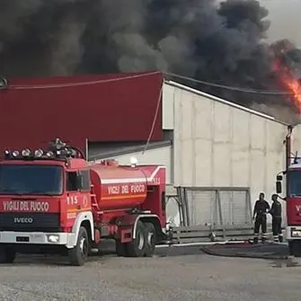 San Marco Argentano, vasto incendio in un centro commerciale