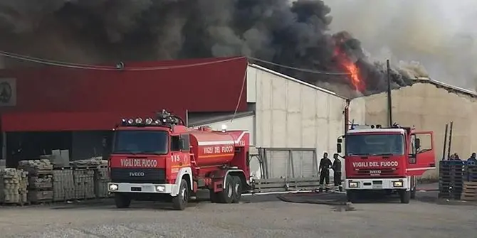 San Marco Argentano, vasto incendio in un centro commerciale