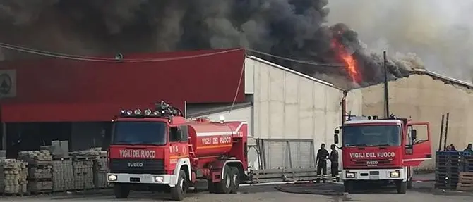 San Marco Argentano, vasto incendio in un centro commerciale