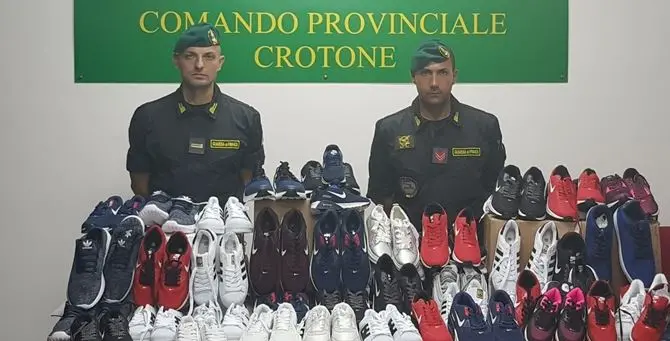 Contraffazione, sequestrate 130 paia di scarpe a Crotone