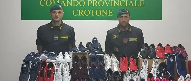 Contraffazione, sequestrate 130 paia di scarpe a Crotone