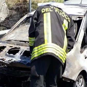 Auto in fiamme a Catanzaro, il conducente riesce a mettersi in salvo