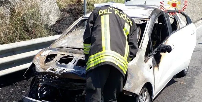 Auto in fiamme a Catanzaro, il conducente riesce a mettersi in salvo