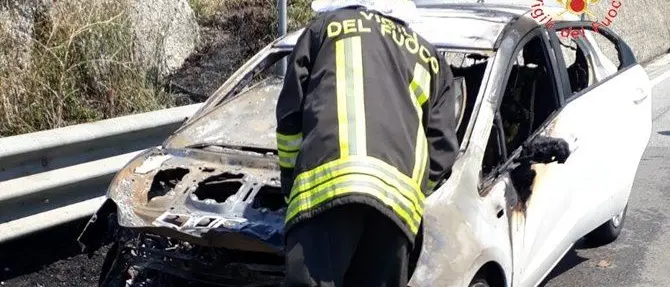 Auto in fiamme a Catanzaro, il conducente riesce a mettersi in salvo