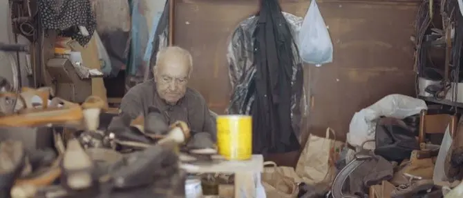 L'ultimo calzolaio “romano” è un settantenne calabrese: «Chiudo, non ho apprendisti»