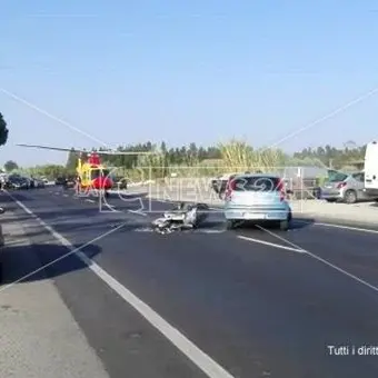 Incidente sulla 106, scontro tra auto e scooter: interviene l'elisoccorso