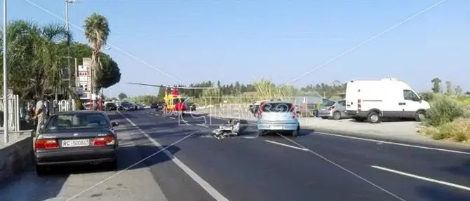 Incidente sulla 106, scontro tra auto e scooter: interviene l'elisoccorso
