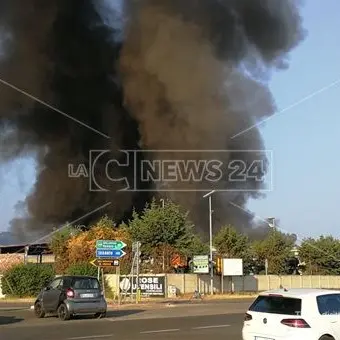 Paura a Rossano, in fiamme un capannone nella zona industriale