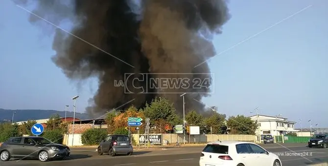 Paura a Rossano, in fiamme un capannone nella zona industriale