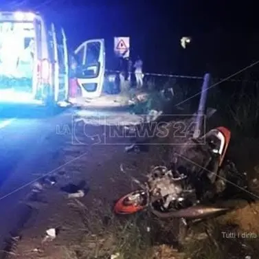 Continua la mattanza sulla Statale 106. Muore un diciottenne in scooter
