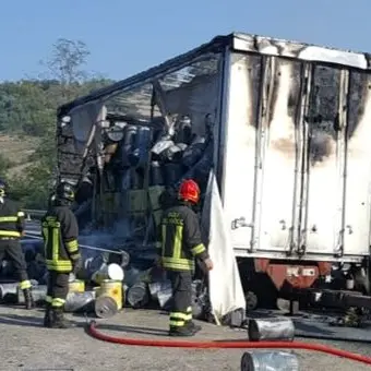 Autotreno in fiamme sulla SS 107 nel Crotonese, nessun ferito