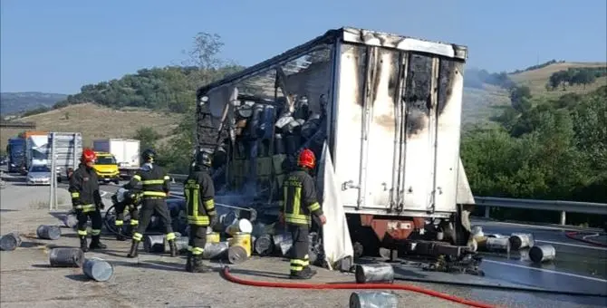 Autotreno in fiamme sulla SS 107 nel Crotonese, nessun ferito