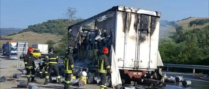 Autotreno in fiamme sulla SS 107 nel Crotonese, nessun ferito