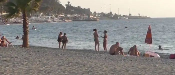 Un tuffo dove la fogna è più blu. Lo scandalo del lido comunale di Reggio