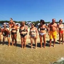 In Calabria il tuffo più lungo del mondo: catena umana di 2,7 km per entrare nel Guinness