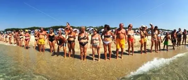 In Calabria il tuffo più lungo del mondo: catena umana di 2,7 km per entrare nel Guinness