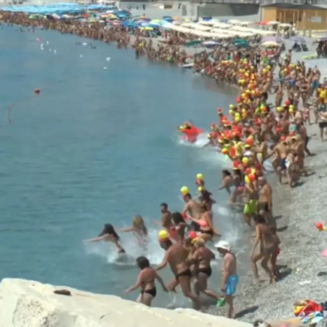 Catanzaro: centinaia di persone in spiaggia per il tuffo collettivo - VIDEO