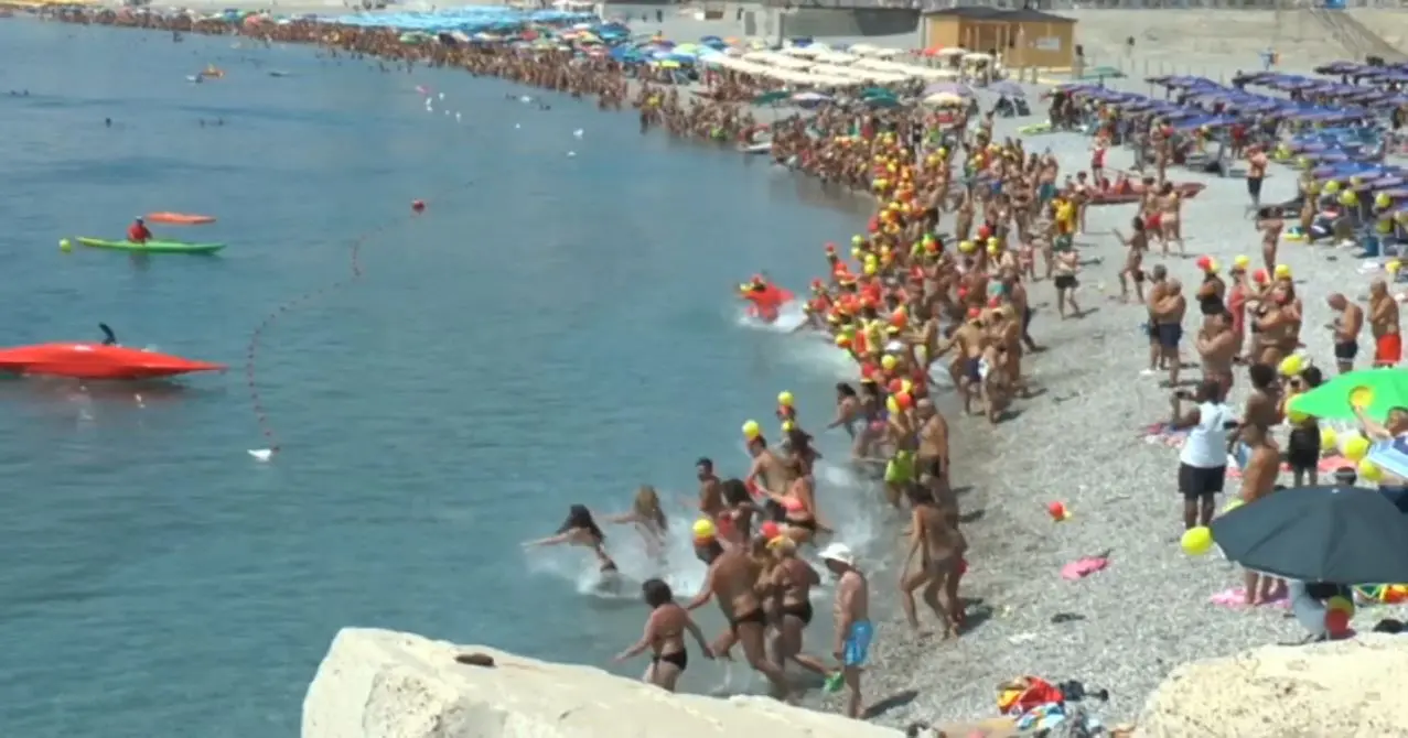 Catanzaro: centinaia di persone in spiaggia per il tuffo collettivo - VIDEO