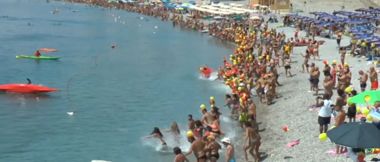 Catanzaro: centinaia di persone in spiaggia per il tuffo collettivo - VIDEO