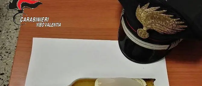 Aggredisce 47enne e lo ferisce con una bottiglia, arrestato