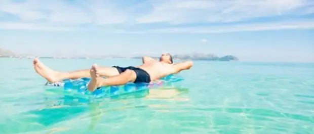 Si addormenta in mare sul materassino e finisce al largo, salvato dalla Polizia