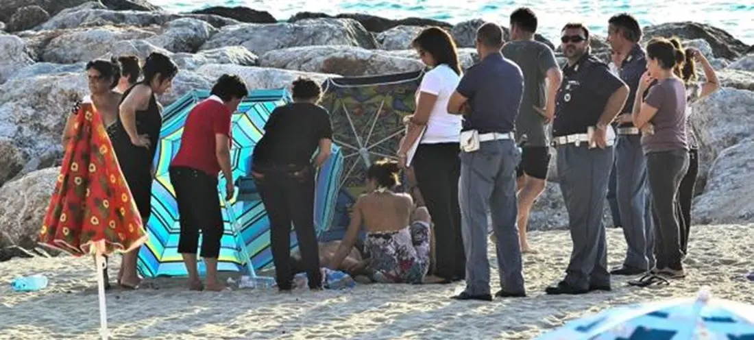 Sangue tra i castelli di sabbia in Calabria. La lunga scia di omicidi in spiaggia