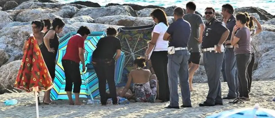 Sangue tra i castelli di sabbia in Calabria. La lunga scia di omicidi in spiaggia