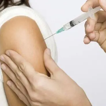 Mamma 'no vax' si vanta di aver falsificato il certificato della figlia: denunciata