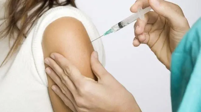 Mamma 'no vax' si vanta di aver falsificato il certificato della figlia: denunciata