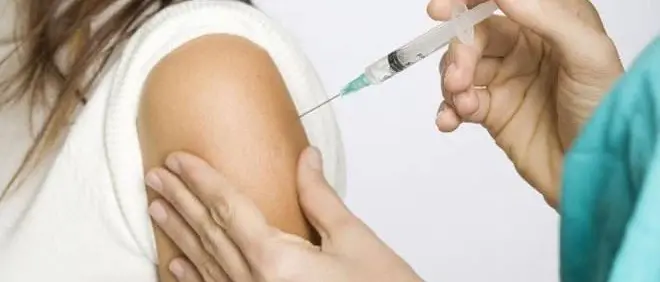 Mamma 'no vax' si vanta di aver falsificato il certificato della figlia: denunciata