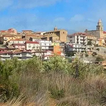 «Paese sporco e senza servizi» cittadini in piazza a Cropani