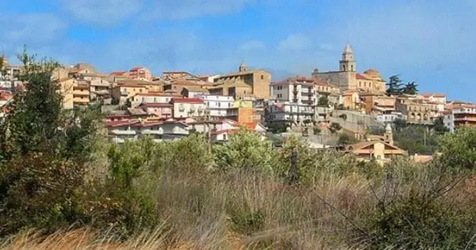 «Paese sporco e senza servizi» cittadini in piazza a Cropani