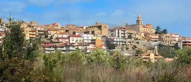 «Paese sporco e senza servizi» cittadini in piazza a Cropani