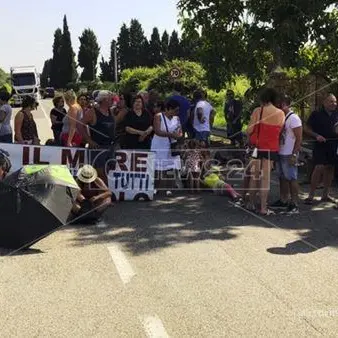 Omicidi, degrado e mare sporco a Nicotera: il Movimento 14 luglio occupa la strada