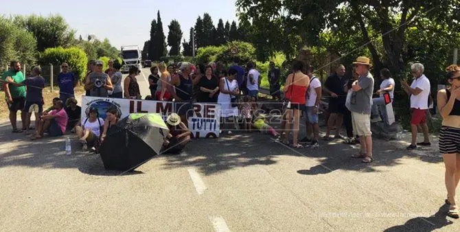 Omicidi, degrado e mare sporco a Nicotera: il Movimento 14 luglio occupa la strada