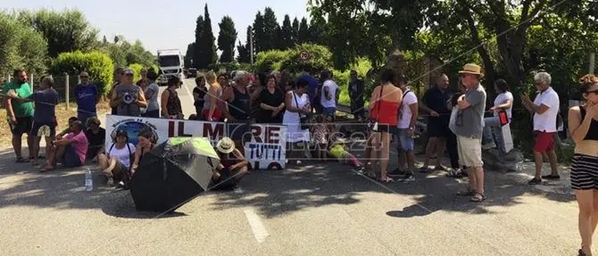 Omicidi, degrado e mare sporco a Nicotera: il Movimento 14 luglio occupa la strada