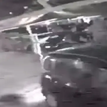 Cacciati dalla discoteca, tentano di investire i ragazzi in fila - VIDEO