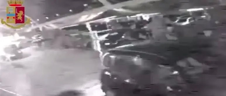 Cacciati dalla discoteca, tentano di investire i ragazzi in fila - VIDEO