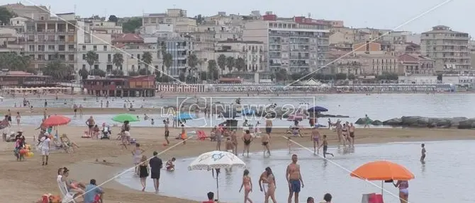 Estate a Crotone, nei lidi trend in aumento: «Il mare pulito fa tornare i turisti» -VIDEO