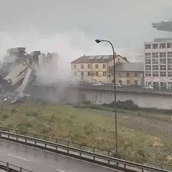 Immane tragedia a Genova, crolla il ponte autostradale: decine di morti