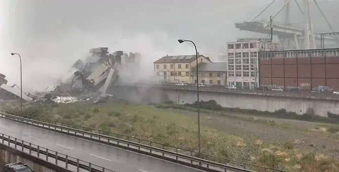 Immane tragedia a Genova, crolla il ponte autostradale: decine di morti