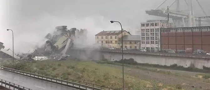 Immane tragedia a Genova, crolla il ponte autostradale: decine di morti