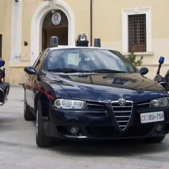 Con l’auto contro un albero, ladro in fuga muore dopo un furto